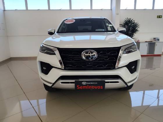 TOYOTA HILUX SW4 2.8 D-4D TURBO DIESEL SRX 4X4 AUTOMÁTICO TOYOTA HILUX SW4 2.8 D-4D TURBO DIESEL SRX 4X4 AUTOMÁTICO